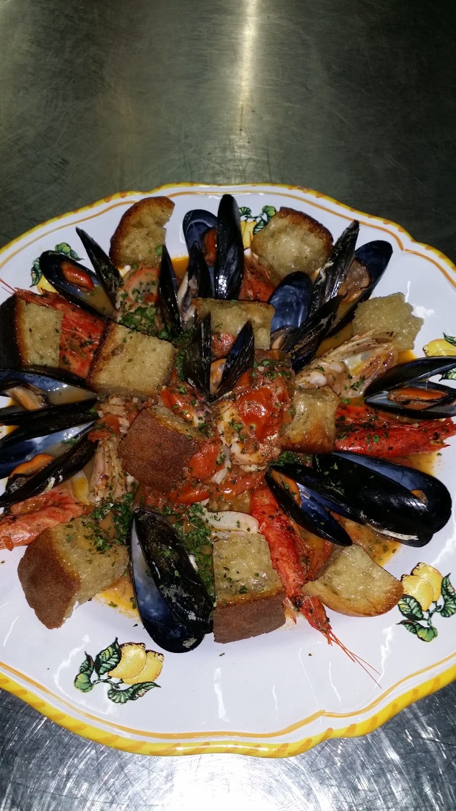 Zuppa di cozze e gamberi con crostini